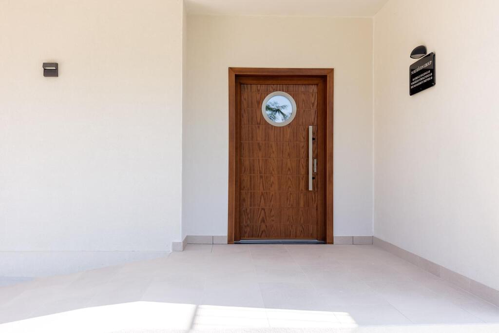 6 bedroom villa with a swimming pool