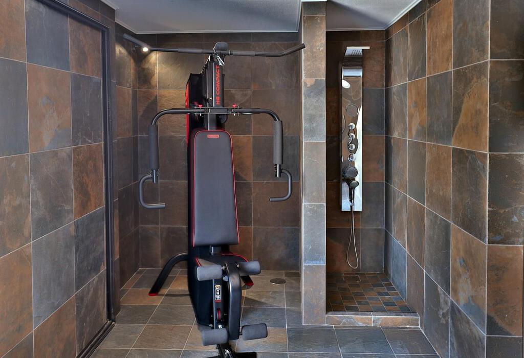 6 bedroom villa with a swimming pool