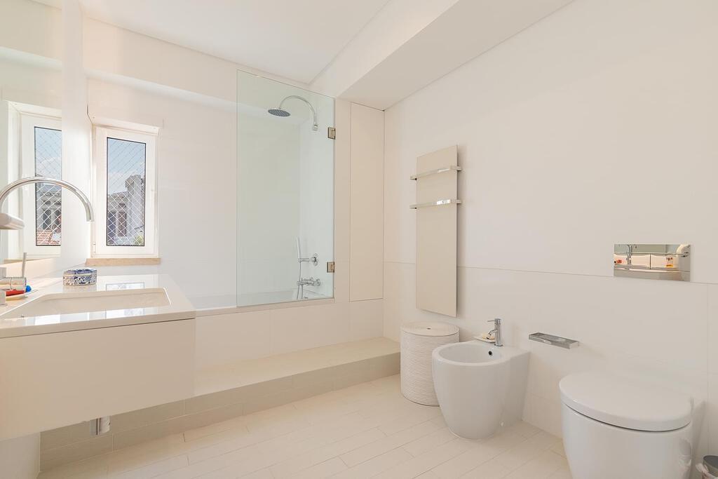 Apartamento T5+2 com estacionamento