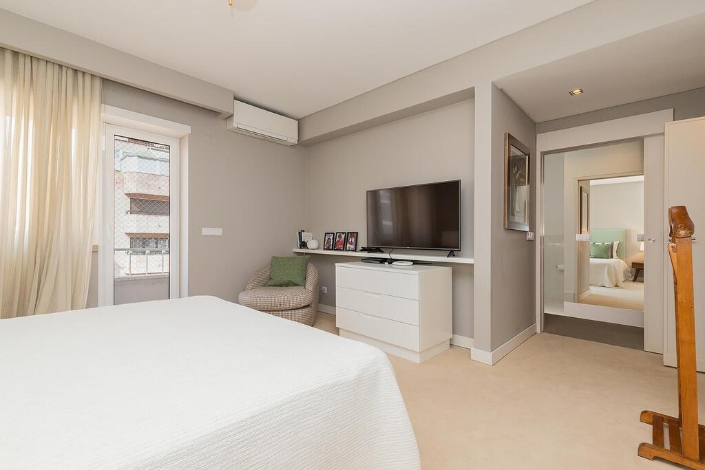 Apartamento T5+2 com estacionamento