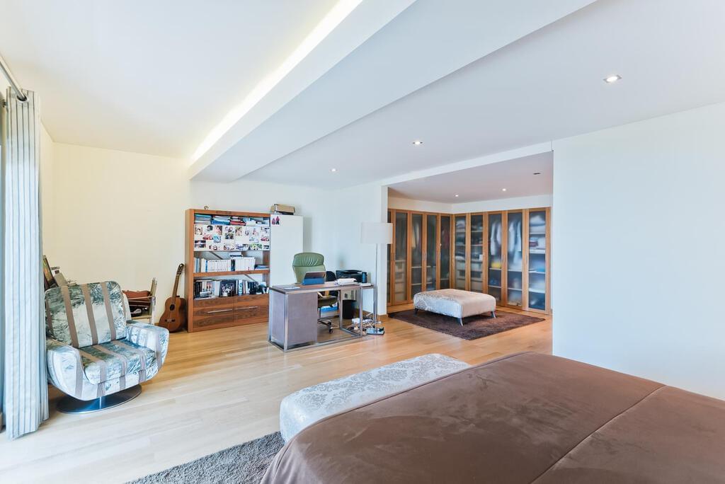 4 bedroom apartment with a swimming pool in gated community