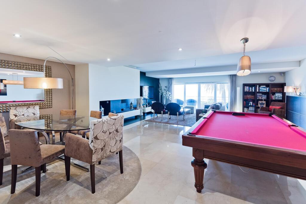 4 bedroom apartment with a swimming pool in gated community