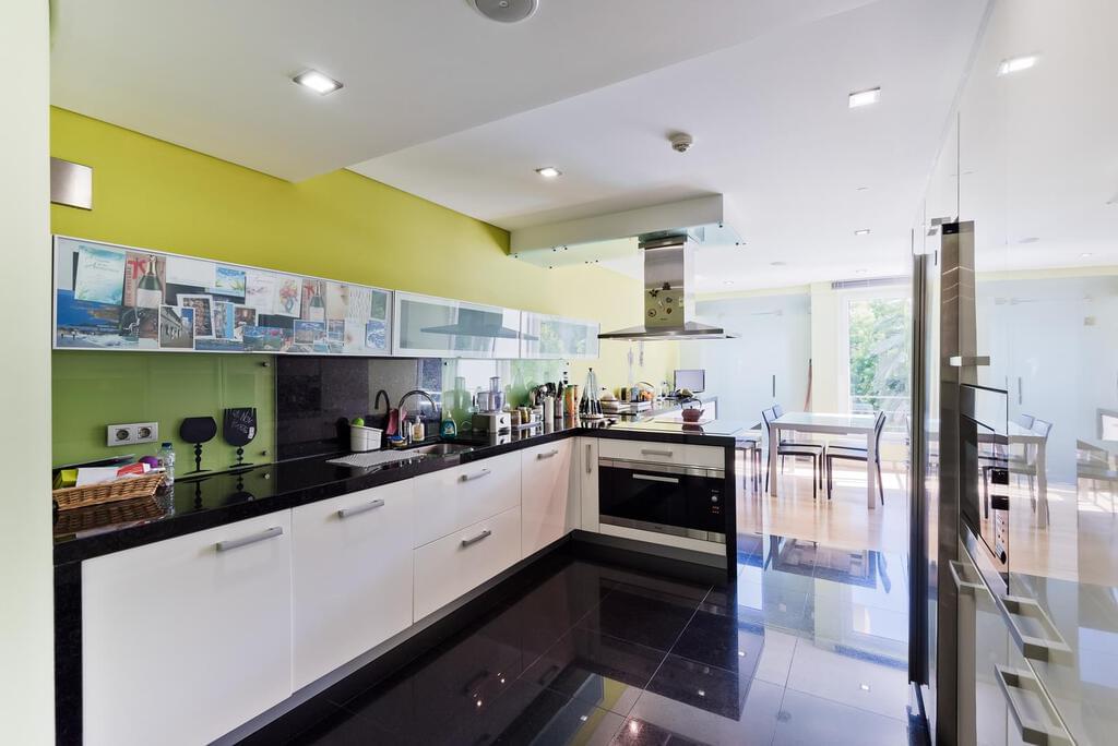 4 bedroom apartment with a swimming pool in gated community