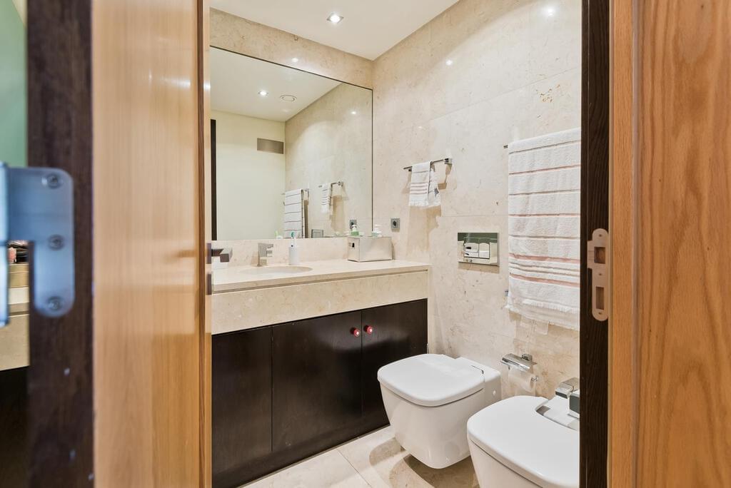 4 bedroom apartment with a swimming pool in gated community