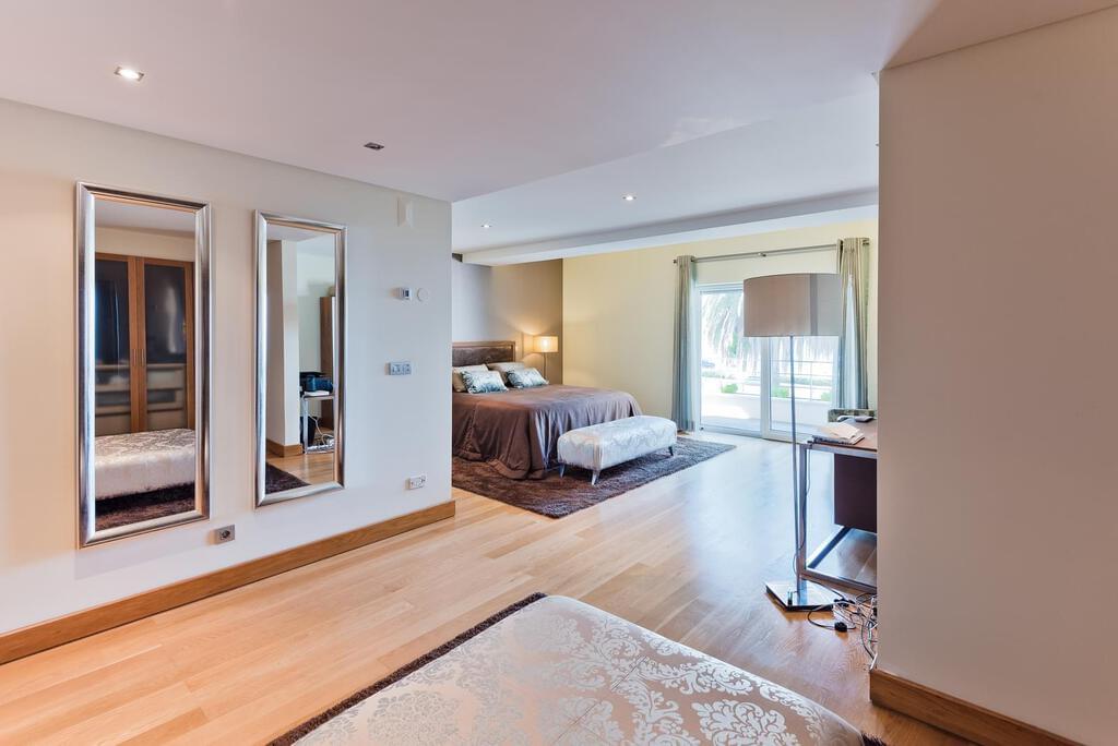 4 bedroom apartment with a swimming pool in gated community