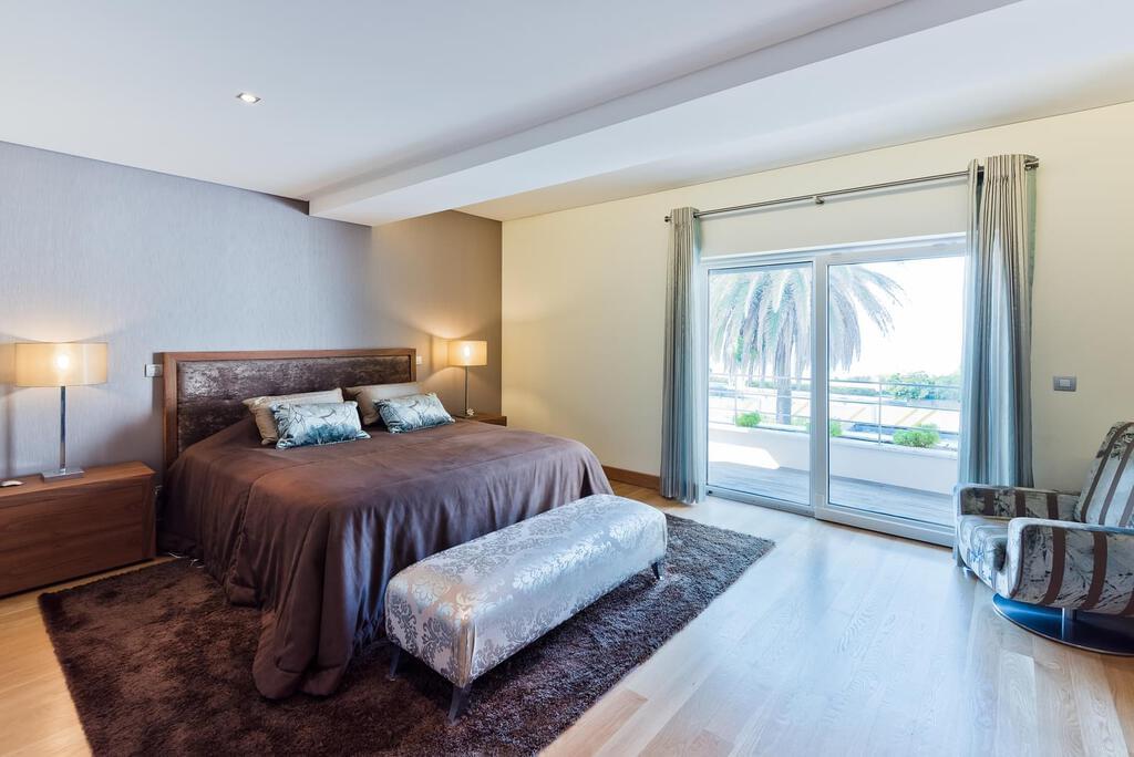 4 bedroom apartment with a swimming pool in gated community