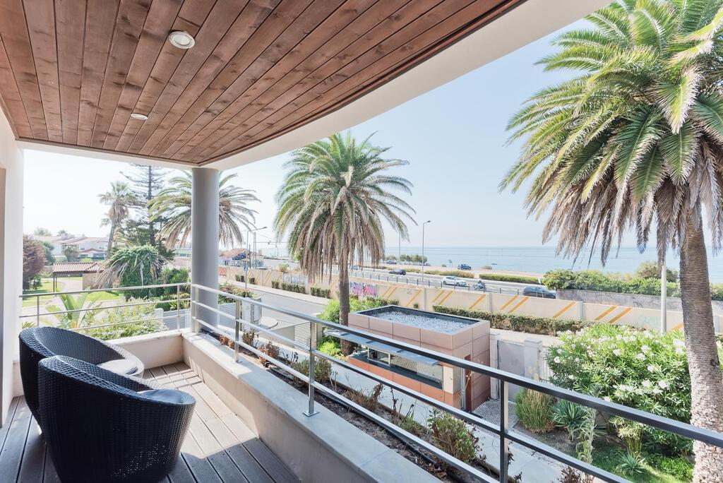 4 bedroom apartment with a swimming pool in gated community