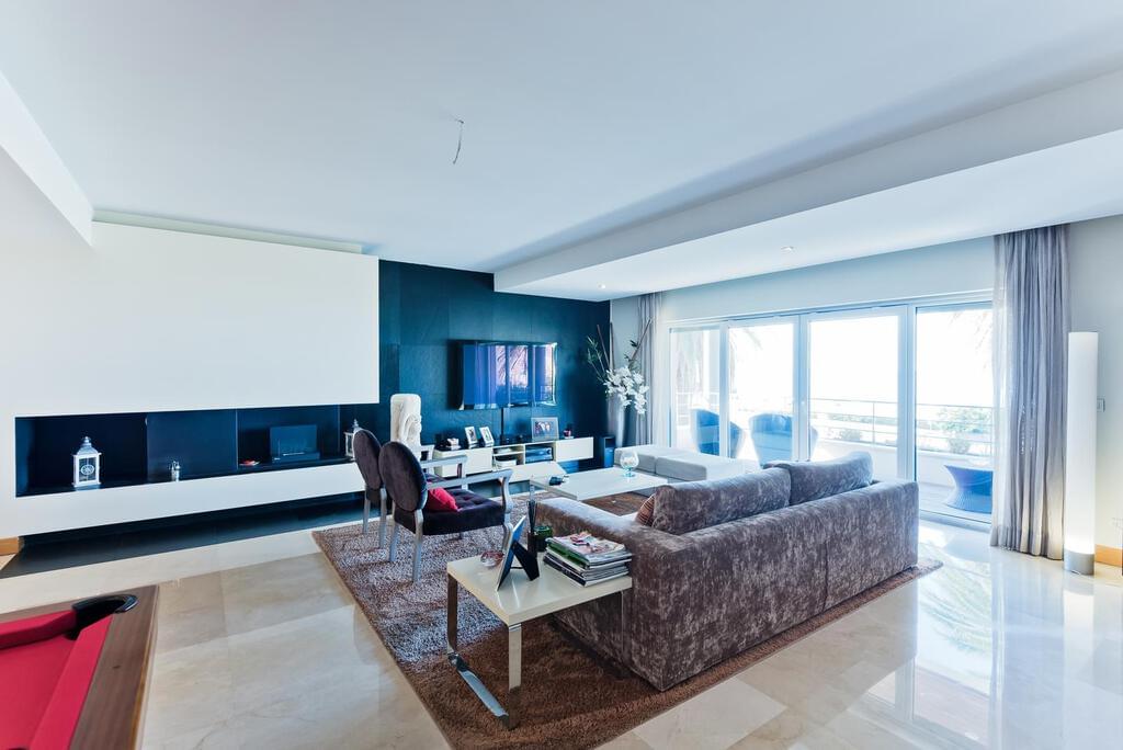 4 bedroom apartment with a swimming pool in gated community