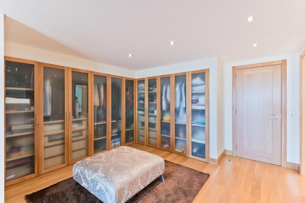 4 bedroom apartment with a swimming pool in gated community