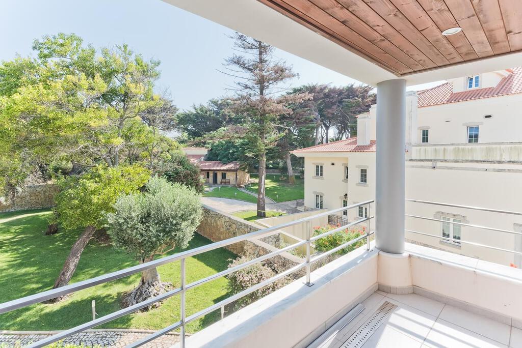 4 bedroom apartment with a swimming pool in gated community