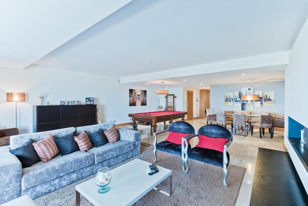 4 bedroom apartment with a swimming pool in gated community