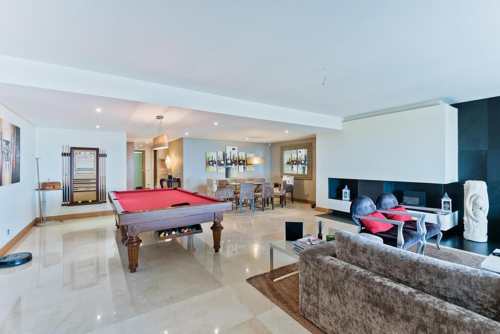 4 bedroom apartment with a swimming pool in gated community