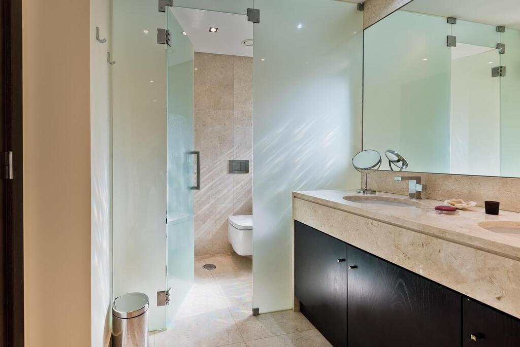 4 bedroom apartment with a swimming pool in gated community