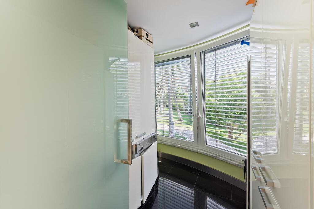 4 bedroom apartment with a swimming pool in gated community