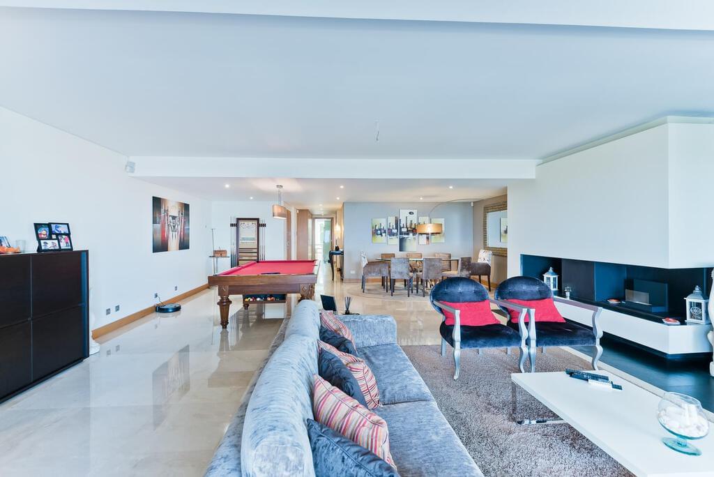 4 bedroom apartment with a swimming pool in gated community