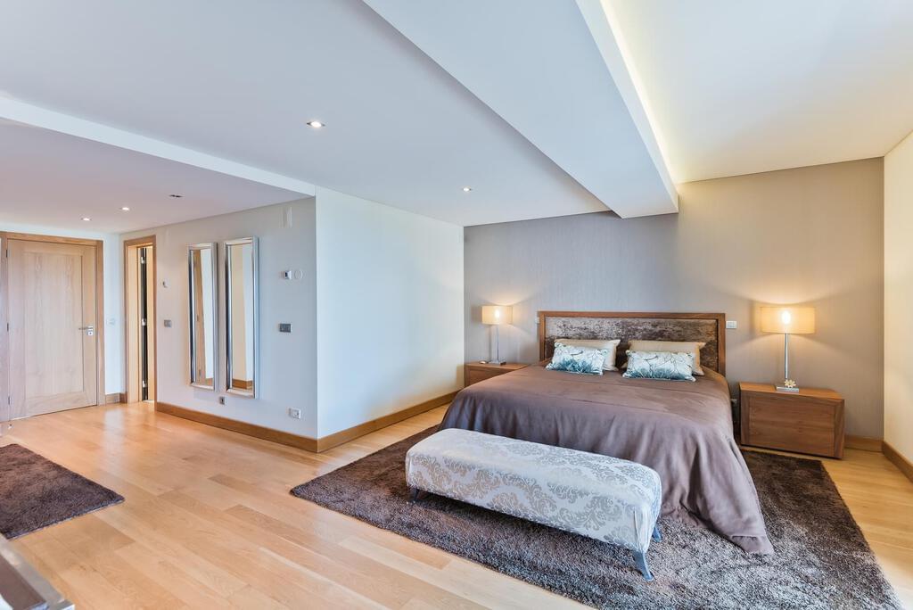 4 bedroom apartment with a swimming pool in gated community