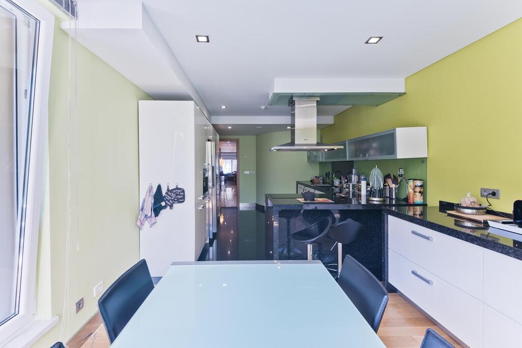 4 bedroom apartment with a swimming pool in gated community