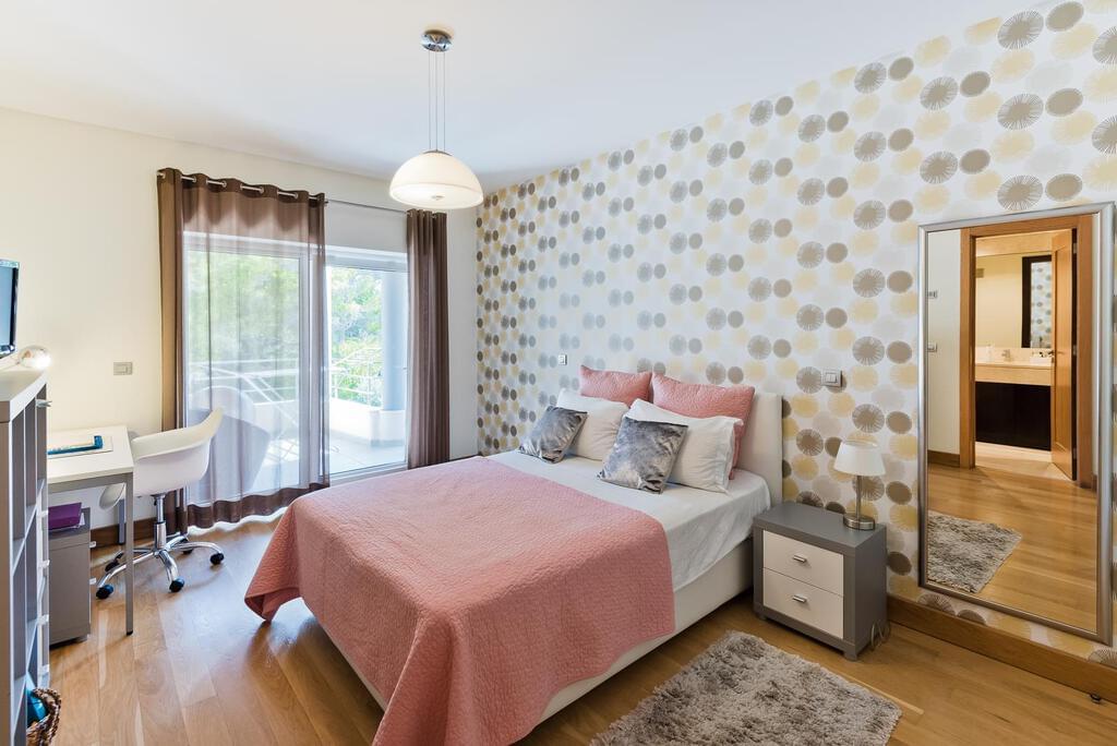 4 bedroom apartment with a swimming pool in gated community