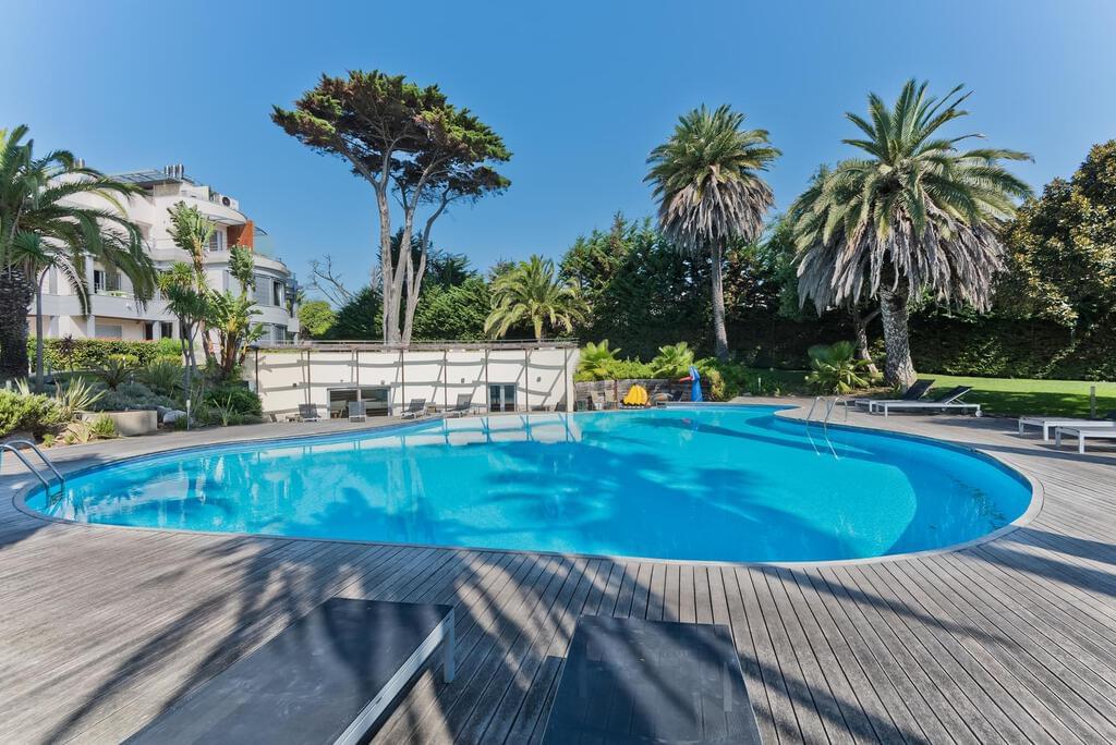 4 bedroom apartment with a swimming pool in gated community