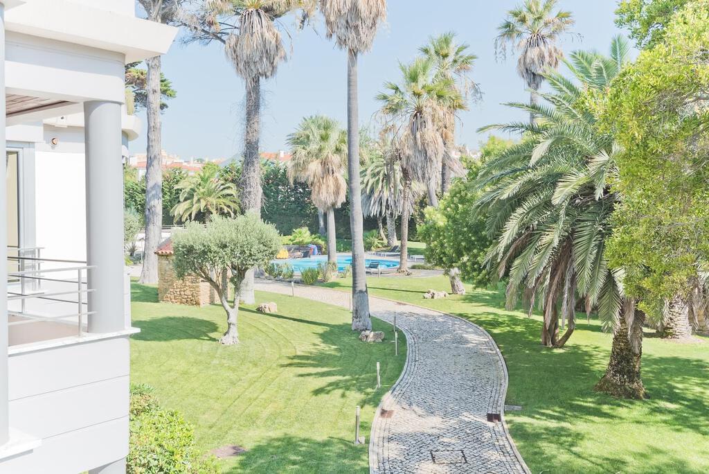 4 bedroom apartment with a swimming pool in gated community