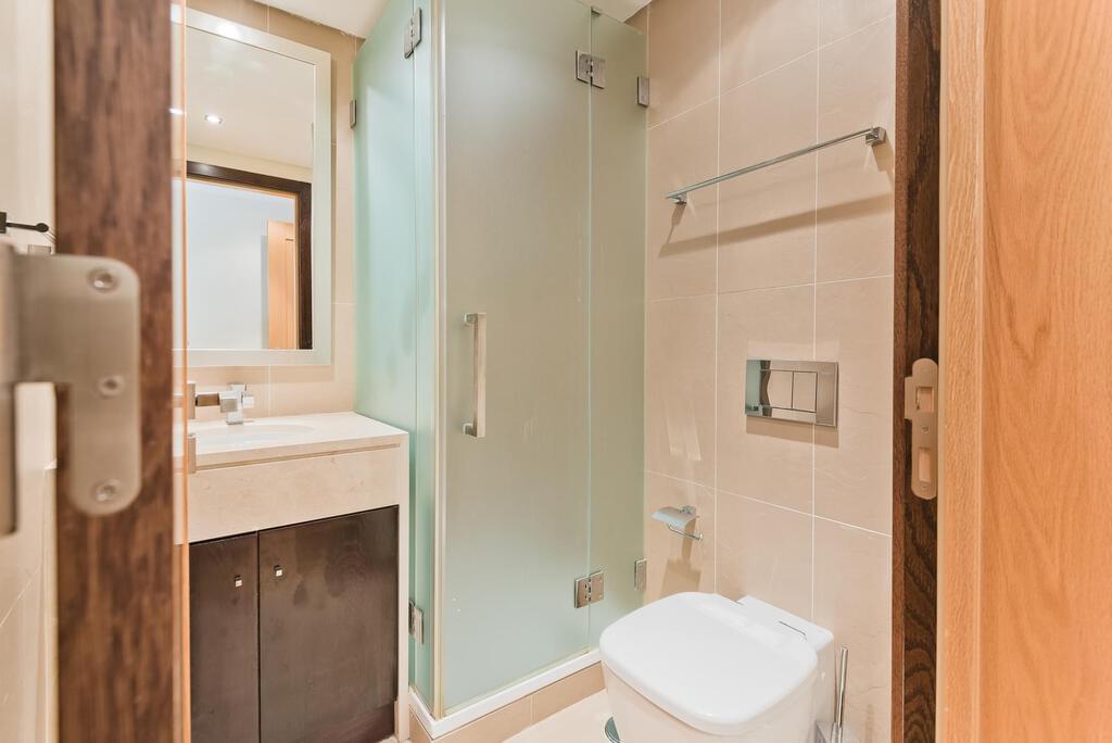 4 bedroom apartment with a swimming pool in gated community