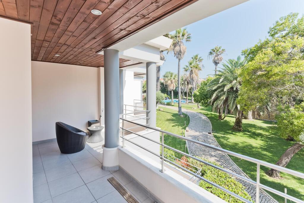 4 bedroom apartment with a swimming pool in gated community