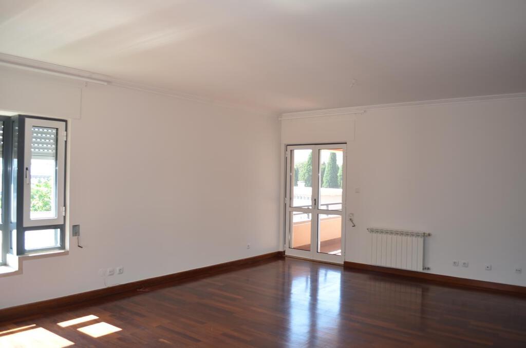 3 bedroom apartment with a swimming pool