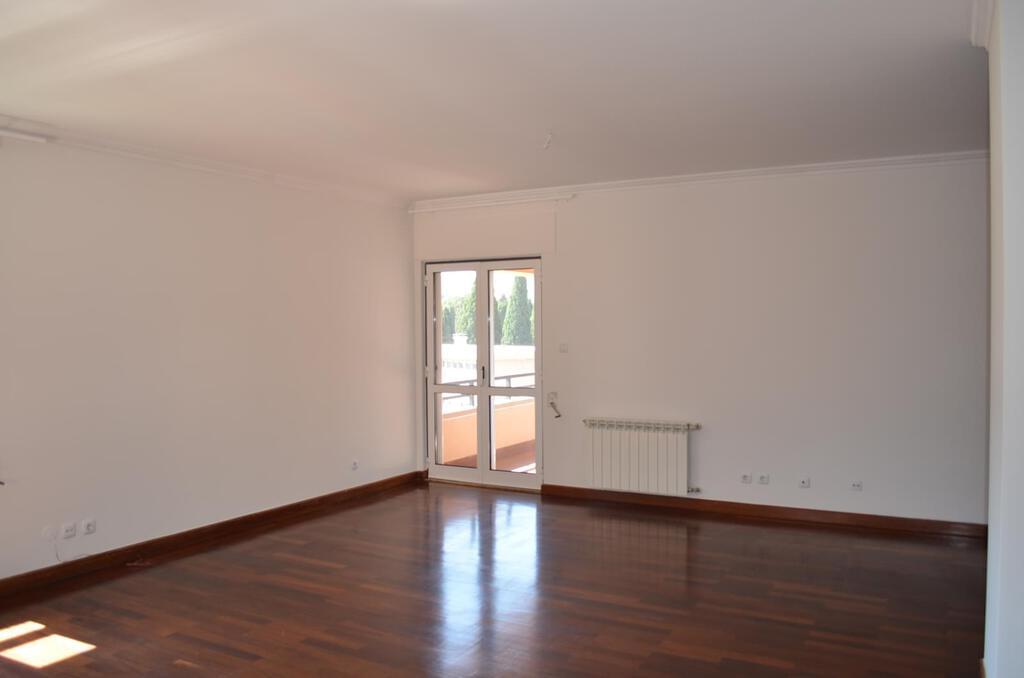 3 bedroom apartment with a swimming pool