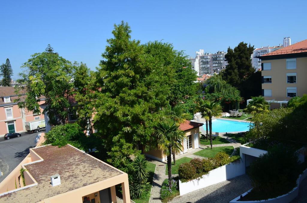 3 bedroom apartment with a swimming pool