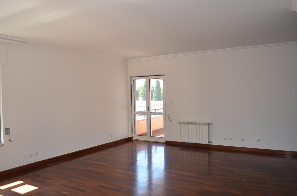 3 bedroom apartment with a swimming pool