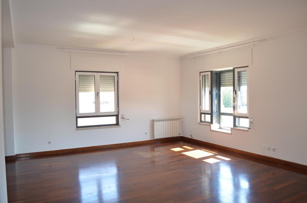 3 bedroom apartment with a swimming pool