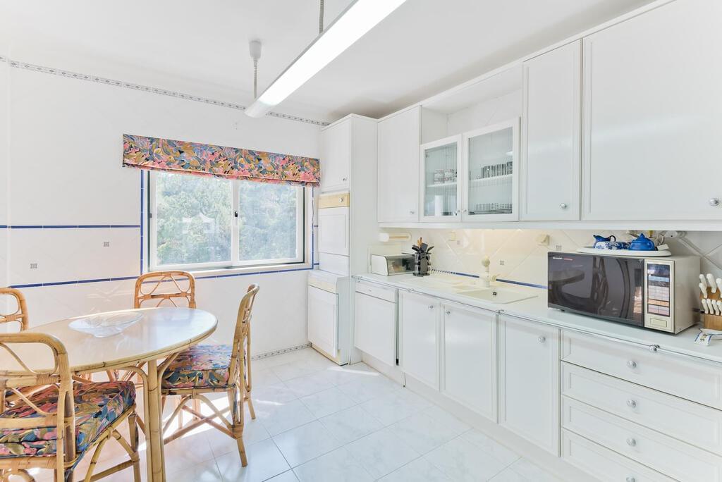 2 Bedroom Apartment with parking, Estoril, Cascais