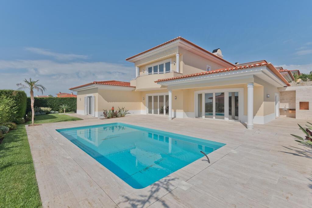 4 bedroom villa with a swimming pool