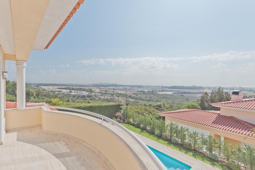 4 bedroom villa with a swimming pool