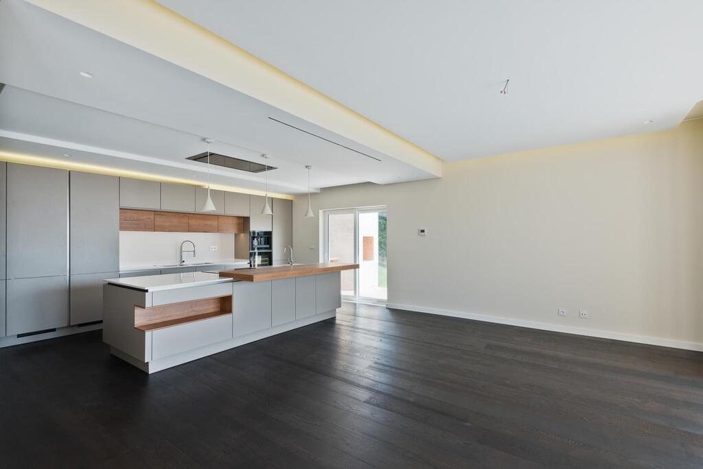 4 bedroom villa with a swimming pool