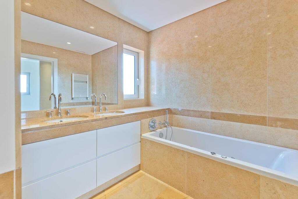 4 bedroom villa with a swimming pool