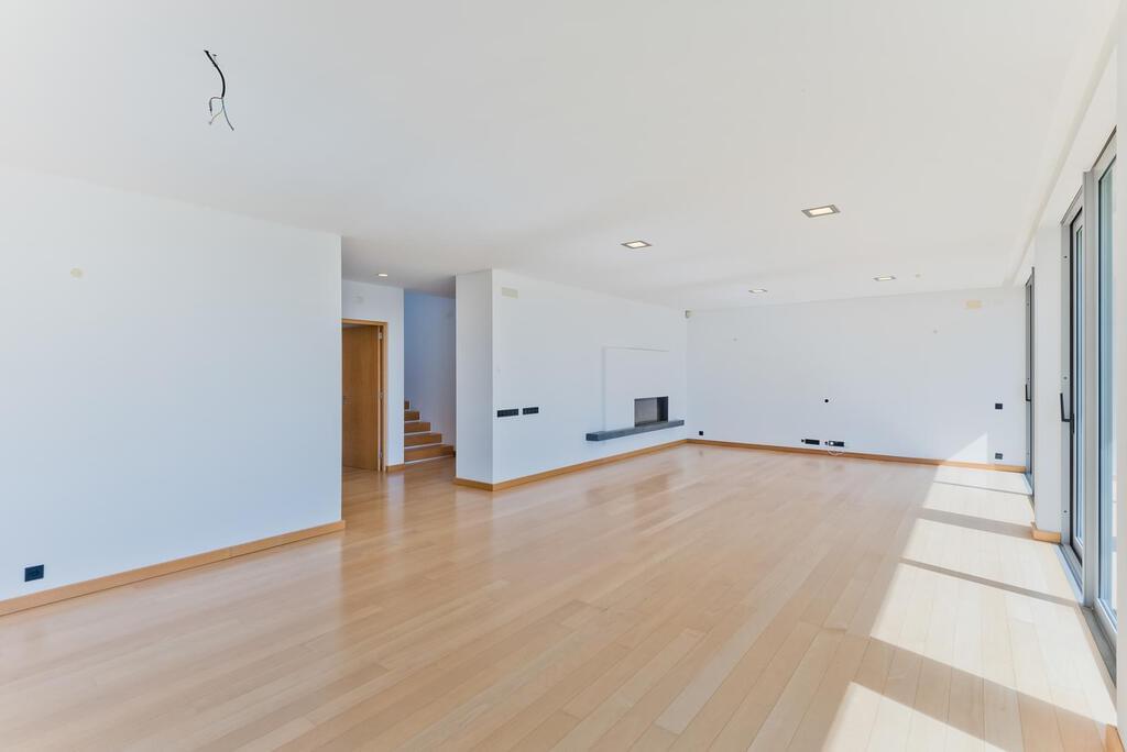 5 bedroom villa with parking