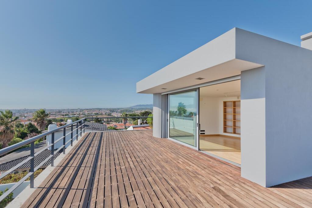 5 bedroom villa with parking