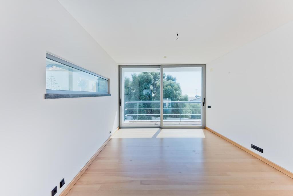 5 bedroom villa with parking