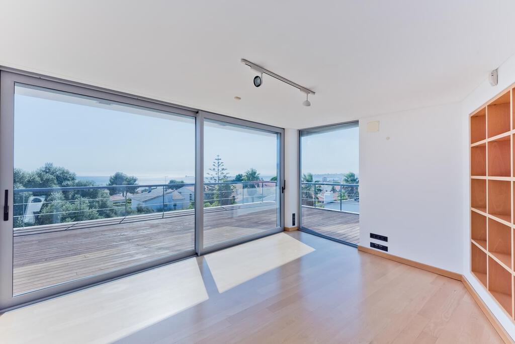 5 bedroom villa with parking