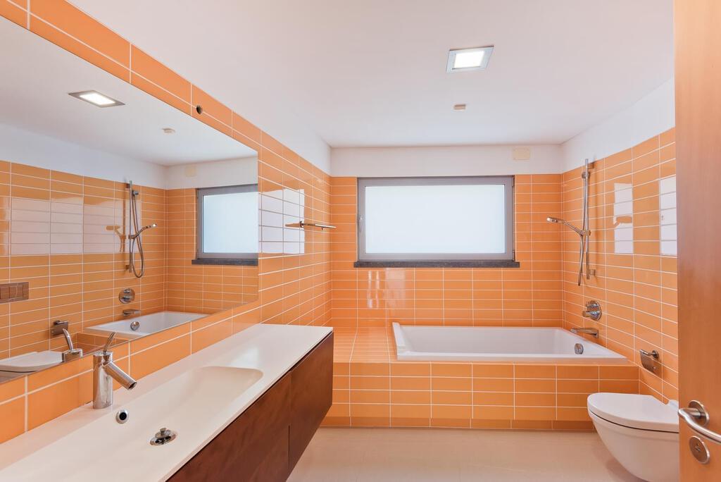 5 bedroom villa with parking