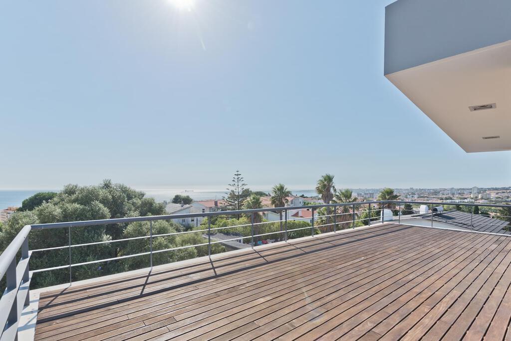 5 bedroom villa with parking