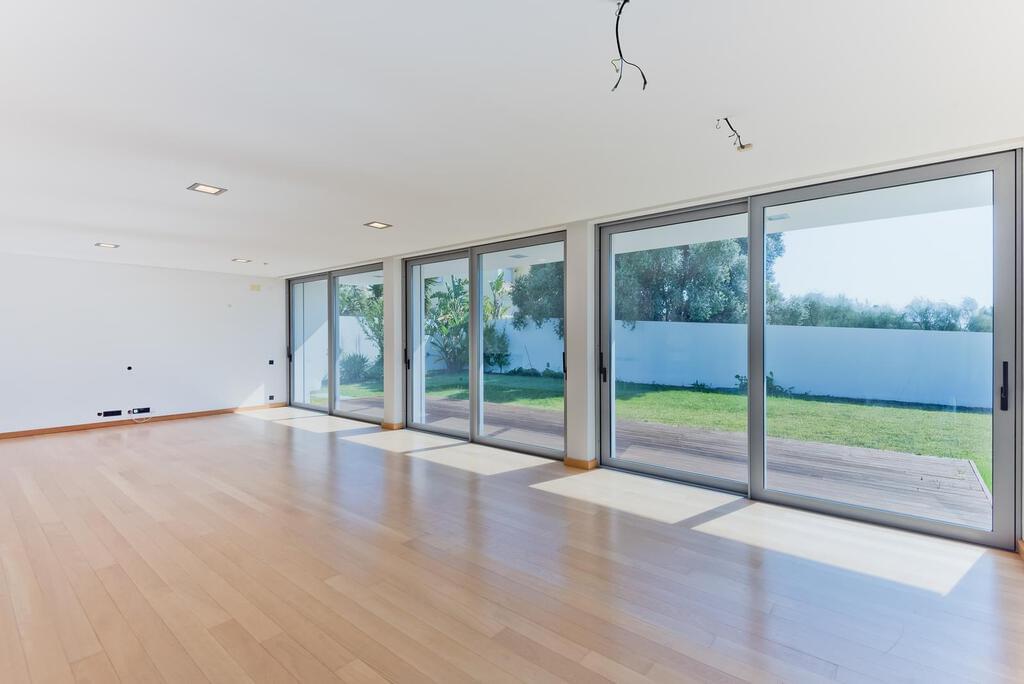 5 bedroom villa with parking