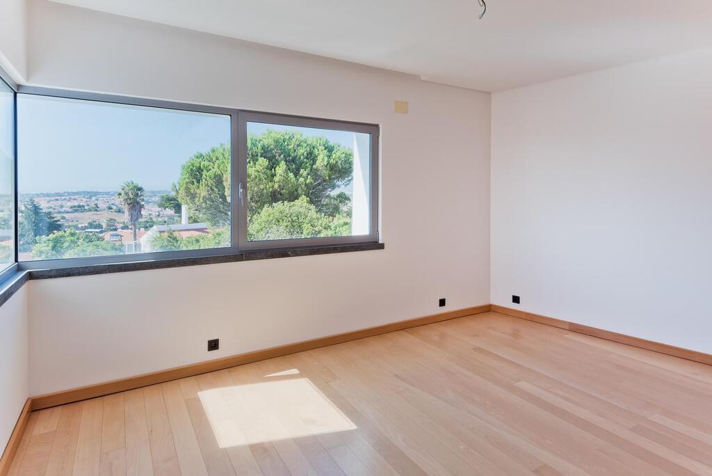 5 bedroom villa with parking