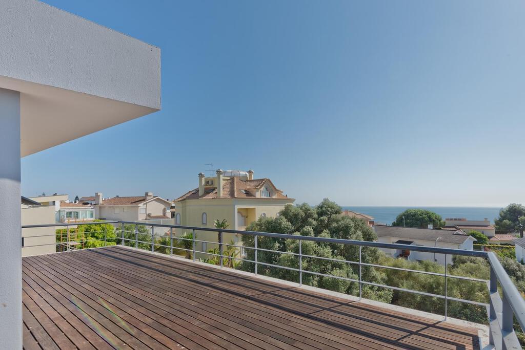 5 bedroom villa with parking