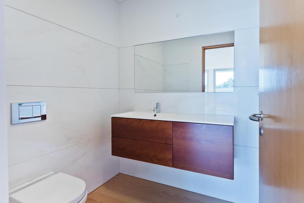 5 bedroom villa with parking