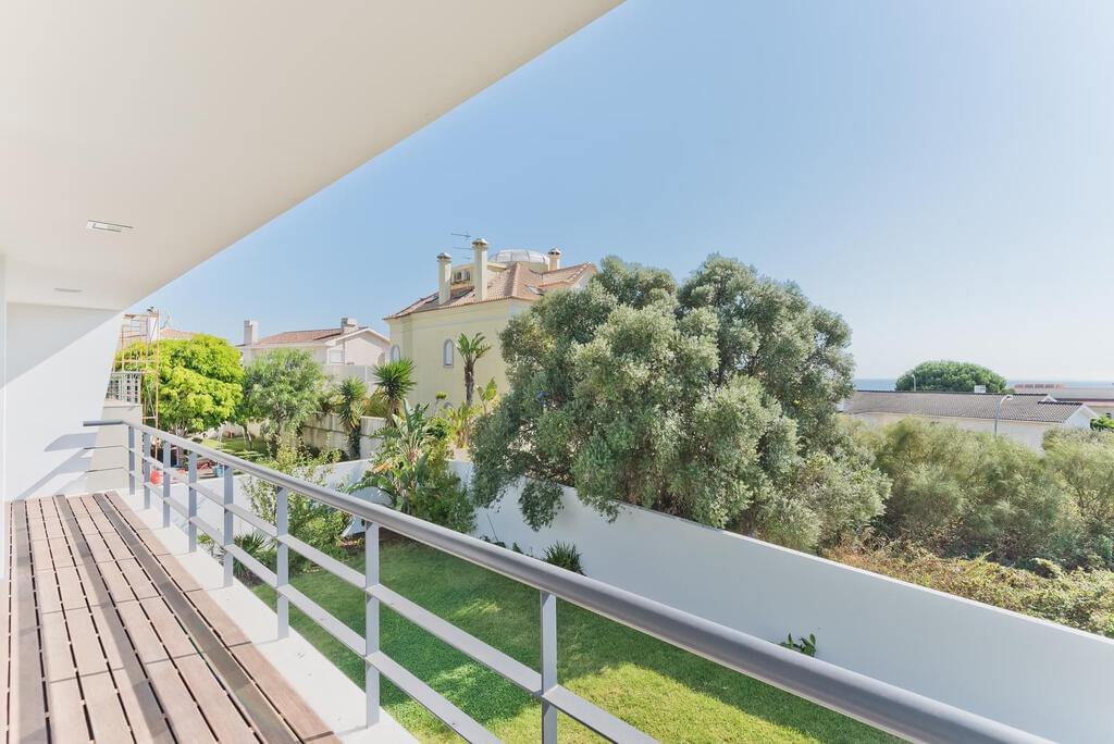 5 bedroom villa with parking