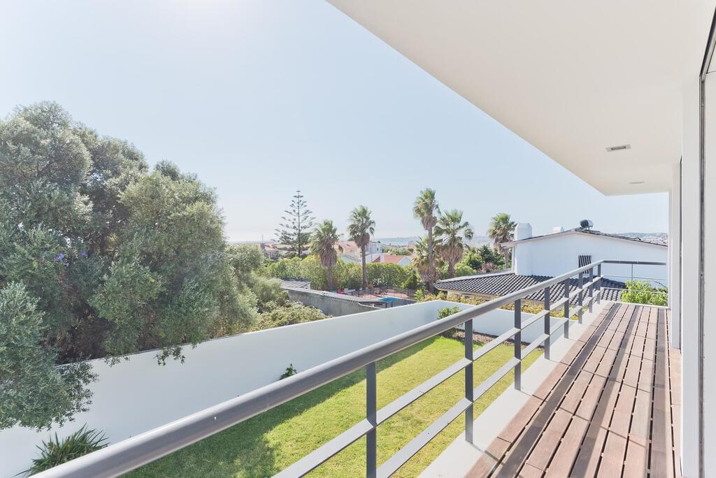 5 bedroom villa with parking