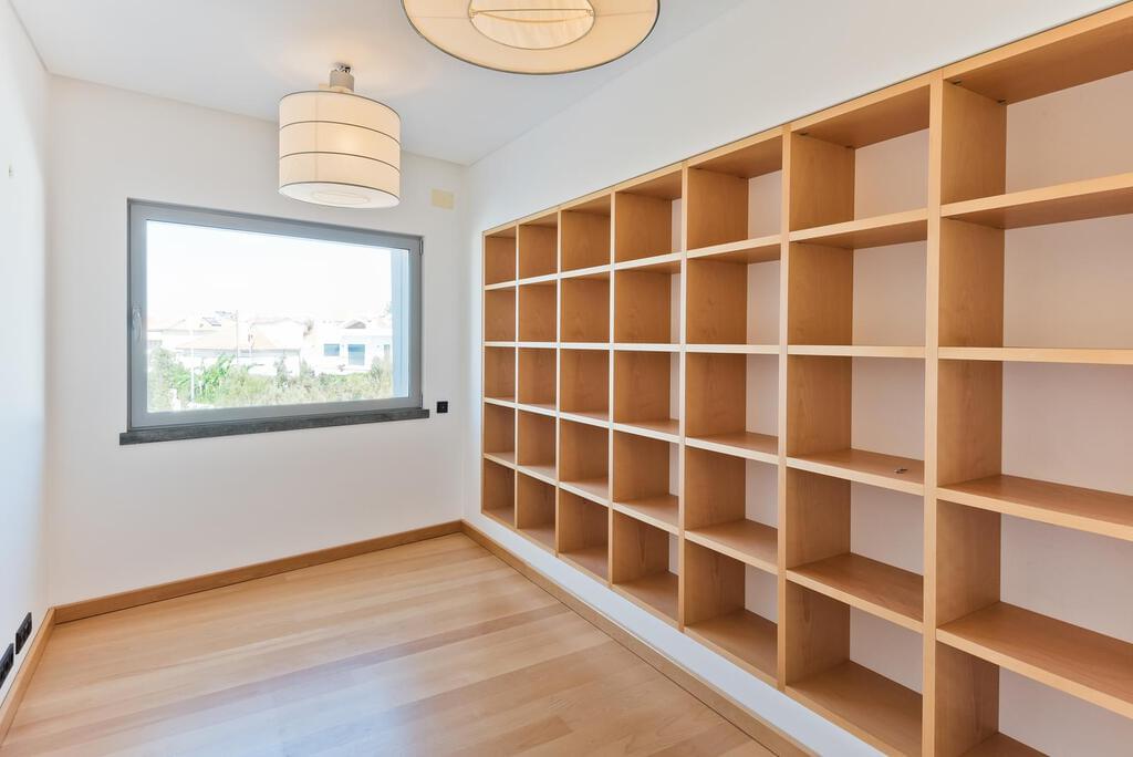 5 bedroom villa with parking