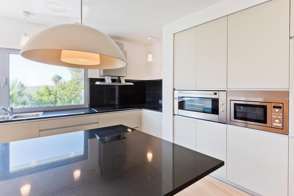 5 bedroom villa with parking